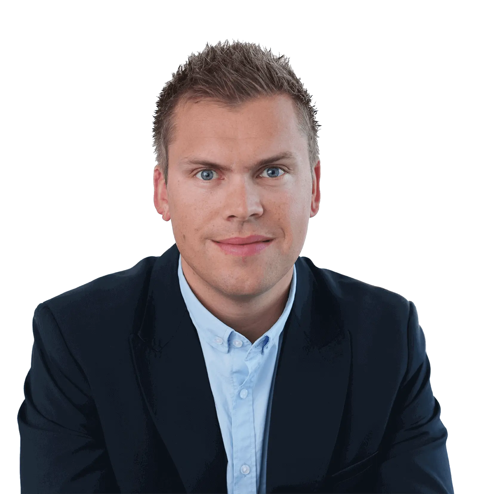Eine Person mit kurzen Haaren, einem dunklen Anzug und einem hellblauen Hemd, lächelt vor einem weißen Hintergrund in die Kamera.
