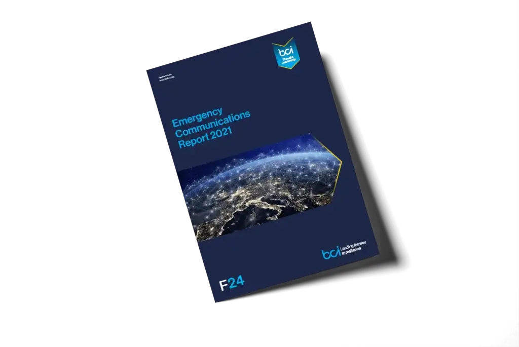 Cover des „Emergency Communications Report 2021“ von BCI. Das dunkelblaue Cover zeigt ein Bild der Erde bei Nacht, auf dem die hellen Lichter einer Stadt zu sehen sind. Die Logos von BCI und F24 sind abgebildet.