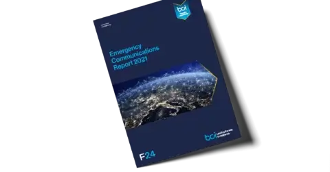Cover des „Emergency Communications Report 2021“ von BCI. Das dunkelblaue Cover zeigt ein Bild der Erde bei Nacht, auf dem die hellen Lichter einer Stadt zu sehen sind. Die Logos von BCI und F24 sind abgebildet.