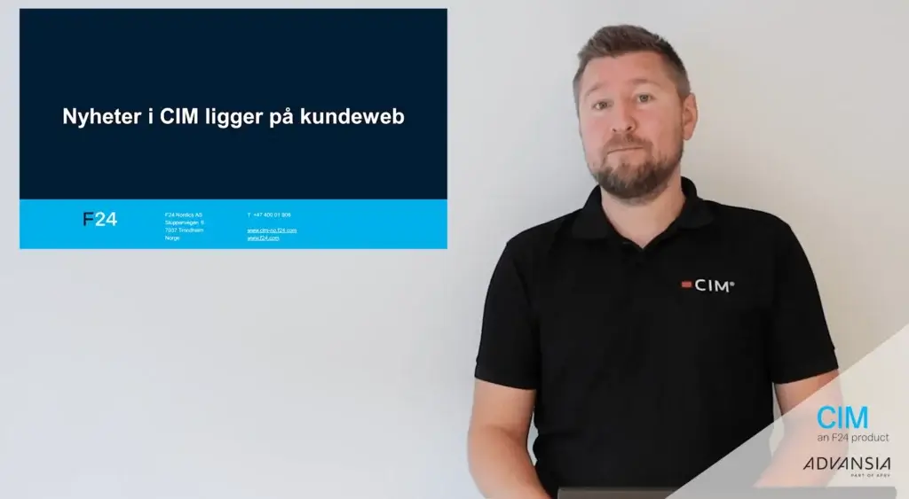 A person with a beard stands next to a screen displaying text in Norwegian. The screen has a blue and black design with contact information. The person is wearing a black shirt with a "CIM" logo. Logos for CIM and Advansia are at the bottom.
