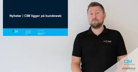 A person with a beard stands next to a screen displaying text in Norwegian. The screen has a blue and black design with contact information. The person is wearing a black shirt with a "CIM" logo. Logos for CIM and Advansia are at the bottom.