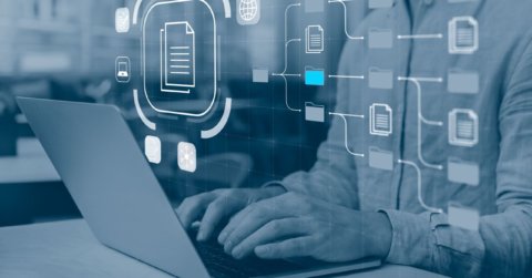 En person skriver på en bærbar PC utsmykket med gjennomsiktige digitale ikoner av mapper og dokumenter, som symboliserer databehandling og nettbasert fillagring. Den uskarpe kontorbakgrunnen fremkaller den elegante designen til Munchmuseet, og blander moderne teknologi med kunstnerisk eleganse.