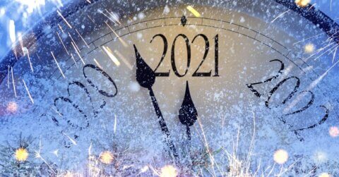 En urskive med snørike og brennende effekter fanger overgangen fra 2020 til 2022. Viserne peker mot midnatt, og symboliserer et nytt år fullt av muligheter - 2021, hva nå? Lyse gnister og snøflak driver gjennom scenen og skaper en festlig atmosfære.