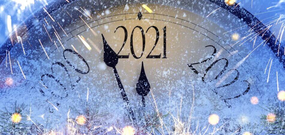 En urskive med snørike og brennende effekter fanger overgangen fra 2020 til 2022. Viserne peker mot midnatt, og symboliserer et nytt år fullt av muligheter - 2021, hva nå? Lyse gnister og snøflak driver gjennom scenen og skaper en festlig atmosfære.