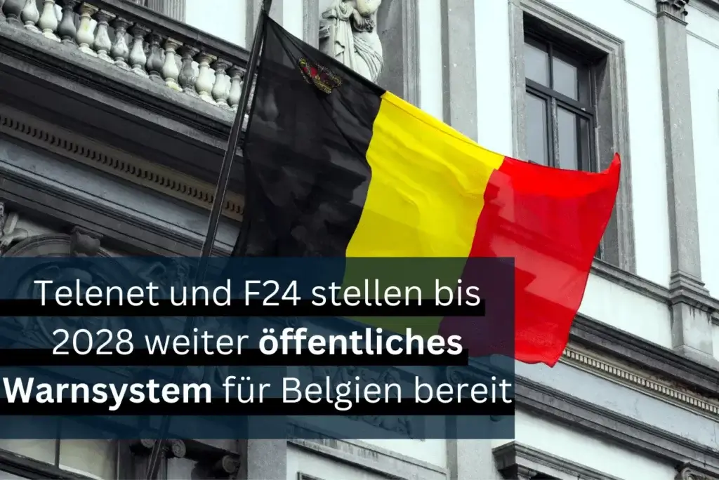 Die belgische Flagge weht vor einem Gebäude. Texteinblendung auf Deutsch: „Telenet und F24 stellen bis 2028 weiter öffentliches Warnsystem für Belgien bereit.“.