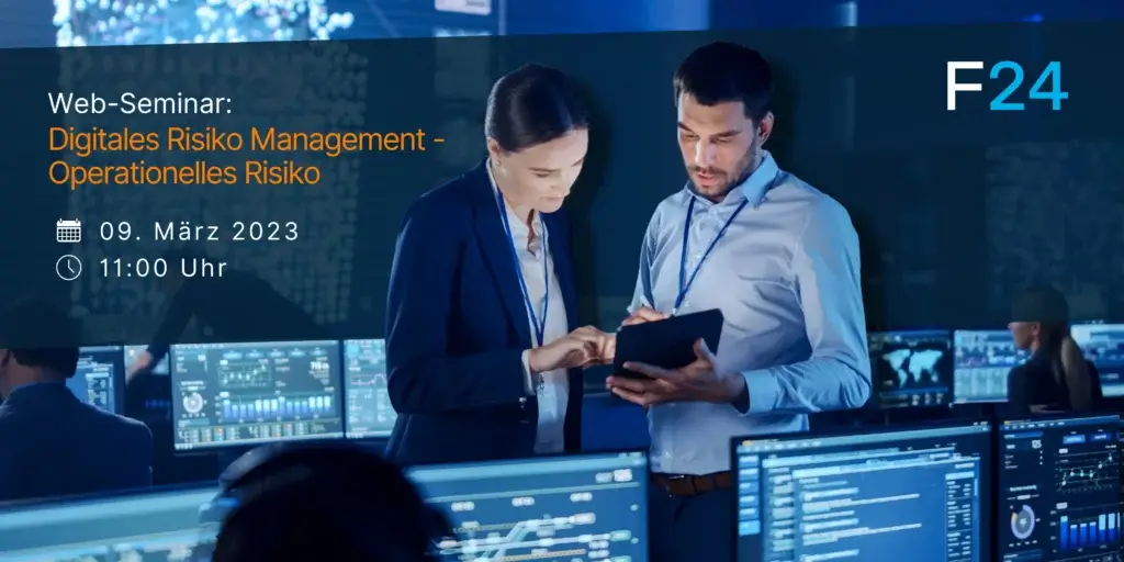 Zwei Mitarbeiter in einem Kontrollraum überprüfen Daten auf einem Tablet, umgeben von Bildschirmen mit digitalen Schnittstellen. Der Text lautet: „Web-Seminar: Digitales Risikomanagement – Operationelles Risiko“ mit Datums- und Uhrzeitangaben. Das Logo „F24“ ist deutlich sichtbar und unterstreicht den Fokus auf Risikomanagement.
