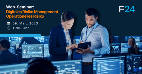 Ein Mann und eine Frau in Businesskleidung diskutieren Risikomanagement über ein Tablet in einem schwach beleuchteten Kontrollraum voller Computerbildschirme. Der Text links wirbt für ein Webseminar zum Thema „Digitales Risikomanagement – Operationelles Risiko“, das am 9. März 2023 stattfinden soll.
