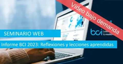 Una persona usa una laptop mostrando gráficos y tablas. El texto superpuesto dice "Seminario Web FACT24: Informe BCI 2023: Reflexiones y lecciones aprendidas" con un banner rojo que dice "Video bajo demanda". Ideal para explorar la resiliencia en la comunicación durante las crisis.