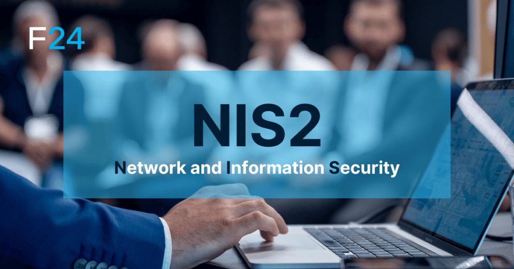 Eine Person im blauen Anzug konzentriert sich auf ihren Laptop. Auf dem Bildschirm steht „NIS2 Network and Information Security“. Im Hintergrund bewegen sich verschwommene Figuren und sorgen für eine geschäftige Atmosphäre.