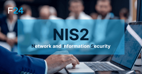 Eine Person im blauen Anzug konzentriert sich auf ihren Laptop. Auf dem Bildschirm steht „NIS2 Network and Information Security“. Im Hintergrund bewegen sich verschwommene Figuren und sorgen für eine geschäftige Atmosphäre.