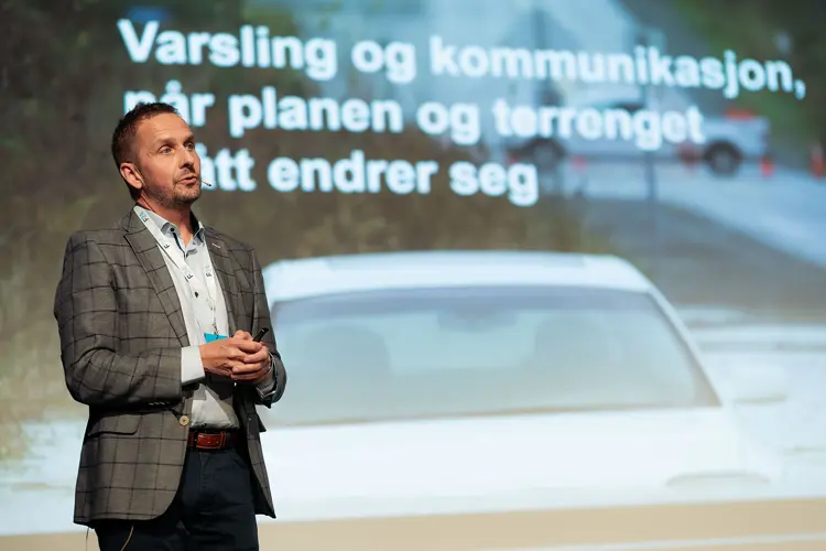 Arne Ronny Tøstibakken fra FramWeb - del av F24, holder foredrag om Varsling og kommunikasjon