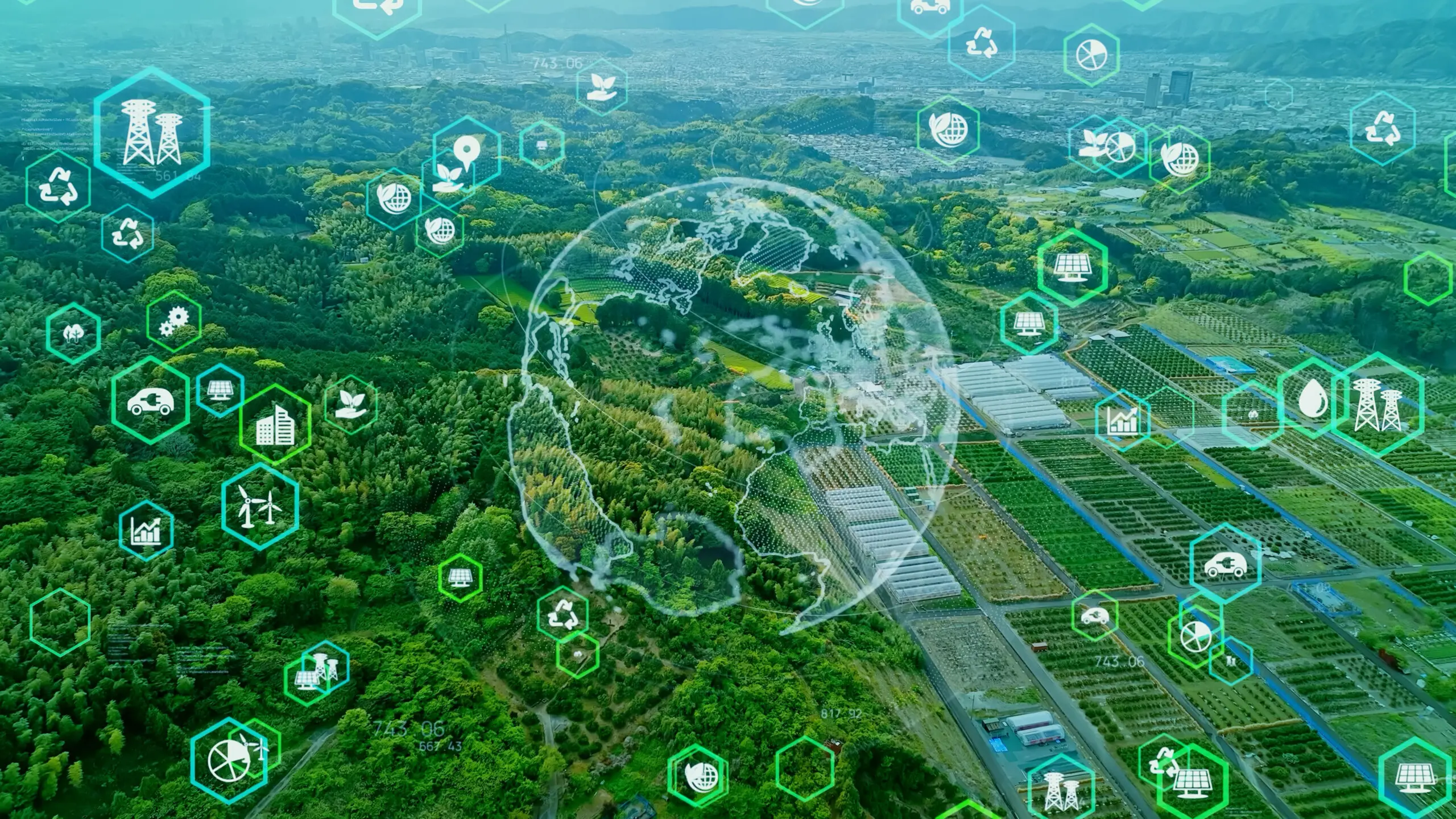 Vue aérienne de terres agricoles et de forêts verdoyantes avec un globe terrestre transparent et plusieurs icônes numériques représentant la durabilité, les énergies renouvelables et les technologies environnementales.