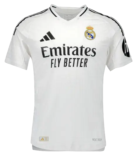 Una camiseta blanca del Real Madrid con las rayas negras de adidas en los hombros, el escudo del club en el pecho, el logotipo del patrocinador «Emirates Fly Better» en negro, además de una insignia adicional y logotipos de adidas: perfecta para demostrar tu resiliencia tanto dentro como fuera del campo.