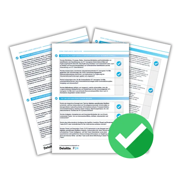 Drei Dokumente mit den Logos von Deloitte und F24, die Tabellen und Häkchen enthalten, sind fächerförmig angeordnet. Ein großer grüner Kreis mit einem weißen Häkchen überlagert das Bild und hebt die DORA-Compliance-Checkliste hervor.