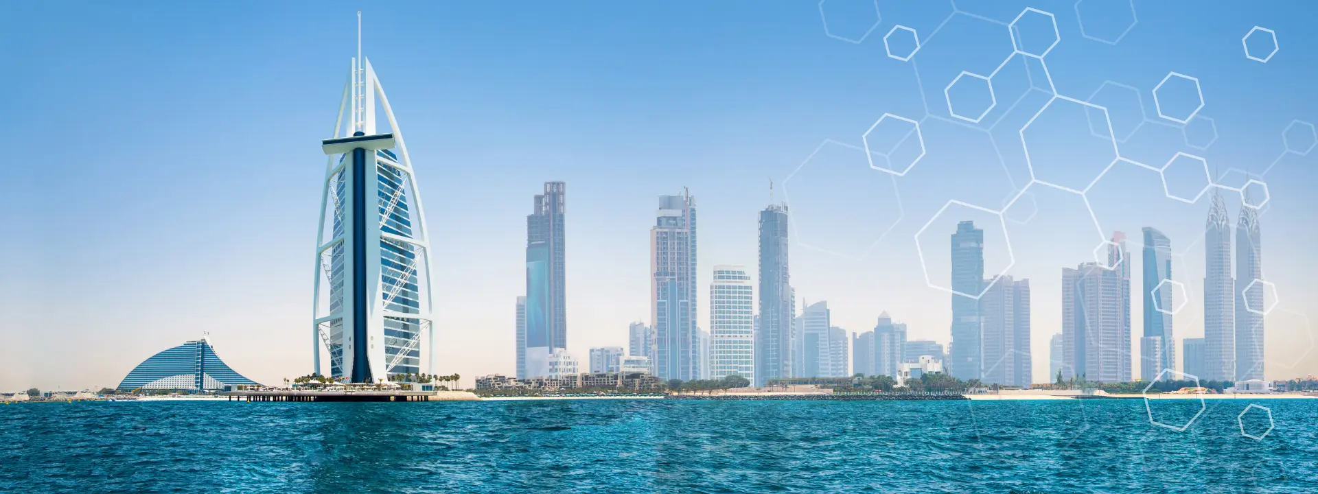 Vista del horizonte de Dubai con el hotel Burj Al Arab en primer plano, rascacielos al fondo, agua azul al frente y motivos geométricos hexagonales blancos cubriendo el cielo.