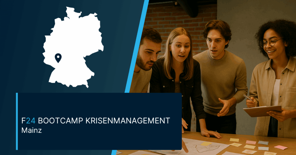 Four people engaged in discussion stand around a table with papers and sticky notes. On the left, a graphic map of Germany highlights Mainz, with the text “F24 Bootcamp Krisenmanagement Mainz.”.