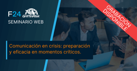 Webinar banner for F24 GriffinRisk titled "Comunicación en crisis: preparación y eficacia en momentos críticos." A red ribbon says "Grabación disponible." People in business attire are talking, highlighting la importancia de la comunicación.