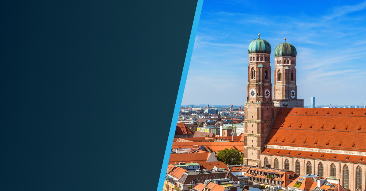 The image shows the Frauenkirche cathedral with its twin domed towers overlooking the rooftops of Munich, Germany, under a bright blue sky. The left side features a dark blue gradient panel, highlighting the Krisenmanagement-Stammtisch München event.