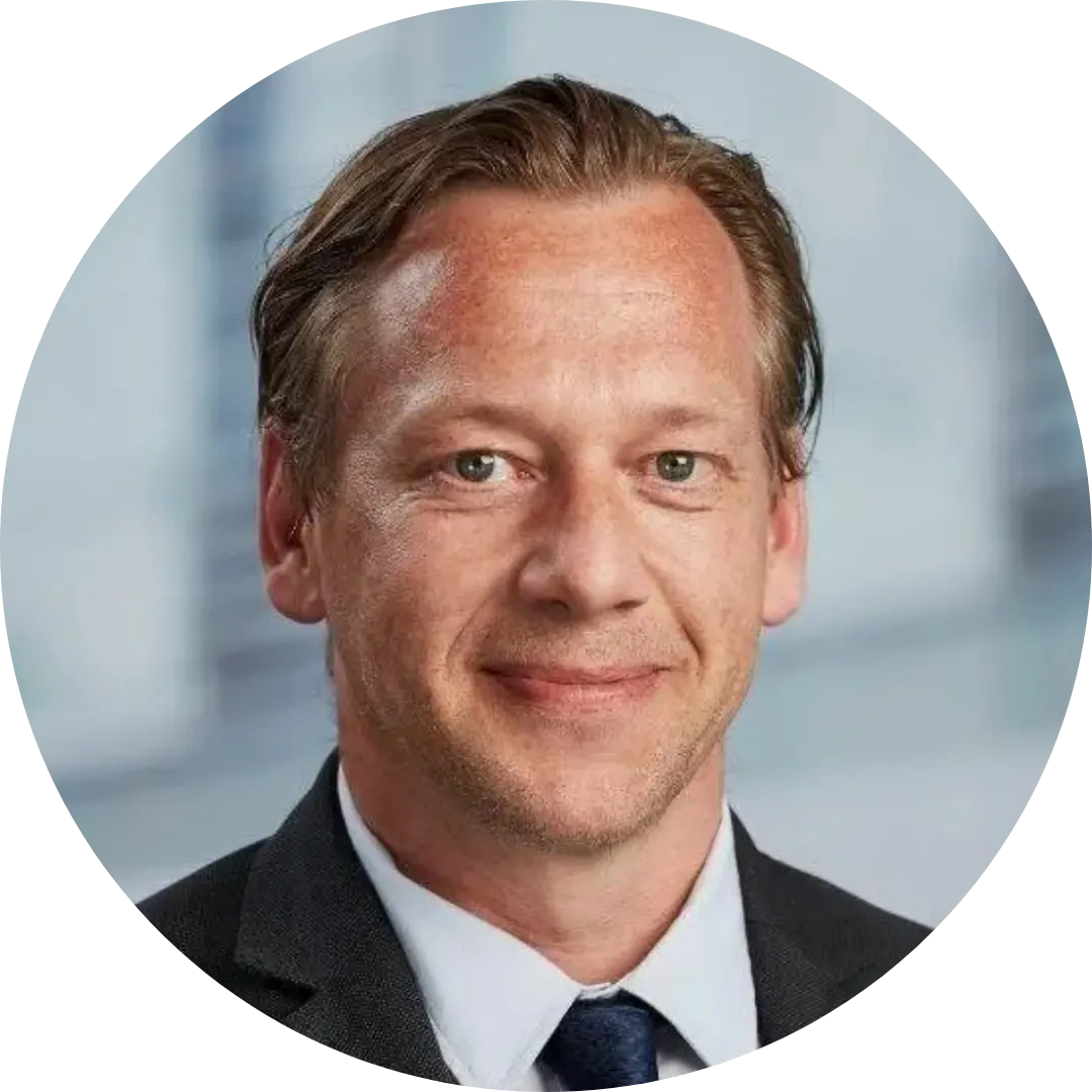 Matthias Schwennicke, Senior Consultant bei der F24 AG lächelt in die Kamera