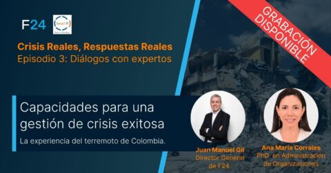 Webinar promotional graphic titled “Crisis Reales, Respuestas Reales” with photos of Juan Manuel Gil and Ana María Corrales, focusing on crisis management and fortalecimiento de capacidades organizacionales during Colombia’s earthquake. “Grabación disponible” banner in red.